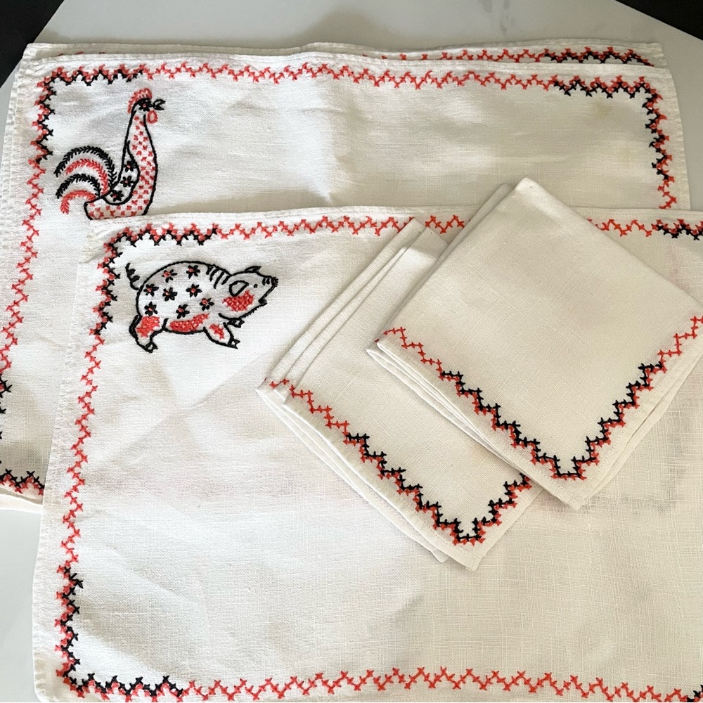 8 Piece SET - Vintage Embroidered Animal Themed Placemats & Napkins